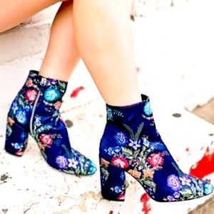 Embroidered blue satin ankle boots.